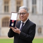 　４日、英ロンドン近郊のウィンザー城で「コンパニオン・オブ・オナー勲章」を授与された作家カズオ・イシグロさん（ロイター＝共同）