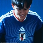 　日本代表の新ユニホーム姿の久保（（Ｃ）ａｄｉｄａｓ　ｉｓ　ｔｈｅ　ｏｆｆｉｃｉａｌ　ｓｕｐｐｌｉｅｒ　ｏｆ　ｔｈｅ　Ｊａｐａｎ　Ｎａｔｉｏｎａｌ　Ｔｅａｍ）