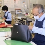 　「グレースディライトトート」を手作業で仕立てる職人＝４日、長野県御代田町