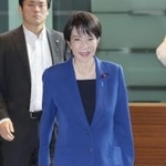 　バッグを持って首相官邸に入る高市首相＝１０月