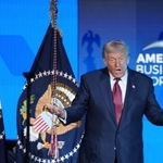 　米フロリダ州マイアミで開催されたビジネスフォーラムのステージに立つトランプ大統領＝５日（ＡＰ＝共同）