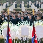 　死去した金永南前最高人民会議常任委員長の国葬に参列する北朝鮮の金正恩朝鮮労働党総書記（前列左から６人目）＝５日、平壌（朝鮮中央通信＝共同）