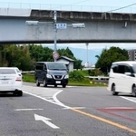 　幼稚園バスとトラックが衝突する事故があった交差点＝６日午前１１時４６分、岐阜県笠松町米野