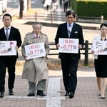 　判決のため仙台高裁秋田支部に向かう、原告代理人の升永英俊弁護士（左から２人目）ら＝６日午後