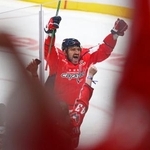 　ブルース戦で史上初の通算９００ゴールを達成し、両手を上げて喜ぶキャピタルズのオベチキン（中央）＝ワシントン（ＡＰ＝共同）