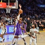 　スパーズ戦でゴールを狙うレーカーズの八村（中央）＝ロサンゼルス（ＮＢＡＥ・ゲッティ＝共同）