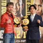 　記者会見でポーズをとるＷＢＡバンタム級王者の堤聖也（左）と同ライトフライ級王者、高見亨介＝６日、東京都文京区