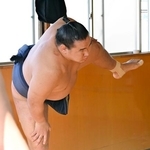 　稽古で四股を踏む豊昇龍＝福岡県糸島市