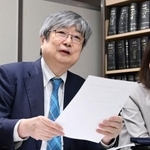 　記者会見で東電株主代表訴訟の上告理由を説明する弁護団の海渡雄一弁護士（左）＝６日午後、東京・霞が関の司法記者クラブ