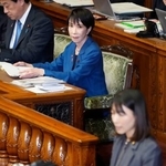 　参院本会議で、立憲民主党の塩村文夏氏（手前）の質問を聞く高市首相＝６日午後