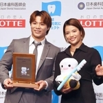 　「ベストスマイル・オブ・ザ・イヤー２０２５」に選ばれ、授賞式に出席した柔道の阿部一二三（左）と妹の詩＝６日、東京都内