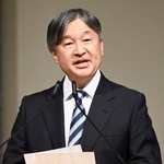 　「２０２５年フォトニクス・電磁波工学研究に関するシンポジウム」の開会式でお言葉を述べられる天皇陛下＝６日午後、千葉市の幕張メッセ（代表撮影）