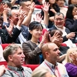 　「手話のまち　東京国際ろう芸術祭」のオープニングセレモニーで、手話を使い拍手される佳子さま＝６日夜、東京都杉並区（代表撮影）