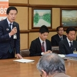 　名古屋城天守閣の復元事業を巡り、障害者らで構成する市民団体との会合であいさつする名古屋市の広沢一郎市長＝６日午後、名古屋市役所