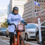 　米大リーグ・ドジャースのユニホームを着て自転車に乗る、カナダ・トロントのオリビア・チャウ市長（市長のフェイスブックから、共同）