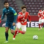 　フィオレンティナ戦で攻め込むマインツの佐野（右）＝マインツ（共同）