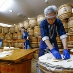 　京都市左京区の老舗漬物店「大安」で公開された「千枚漬」の漬け込み作業＝７日午前