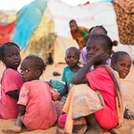 　避難民の子どもたち＝３日、スーダン西部ダルフール地方（ロイター＝共同）