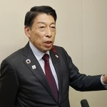 　取材に応じる福岡県の服部誠太郎知事＝７日午後、福岡県庁