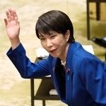 　衆院予算委で答弁のため挙手する高市首相＝７日午前