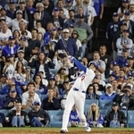 　指名打者で出場したワールドシリーズ第３戦、この試合２本塁打目となる同点ソロを放つドジャース・大谷＝ロサンゼルス（共同）