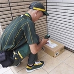 　宅急便を「置き配」で届けるヤマト運輸のドライバー＝２０２４年６月、東京都杉並区