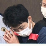 　送検のため名古屋・港署を出る甲斐海月容疑者＝７日午前８時５９分