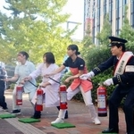 　東京消防庁の一日消防署長を務め、訓練で消火器を噴射する俳優の鈴木福さん（右端）＝７日午前、東京都新宿区