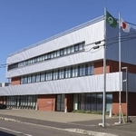 　北海道ニセコ町役場＝８月