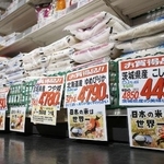 　スーパーの店頭に並んだコメ＝４月、埼玉県越谷市