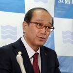 　広島市役所で記者会見する松井一実市長＝７日午後