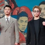 　記者会見を終えポーズをとる中谷潤人（左）と井上尚弥＝７日、東京都中央区