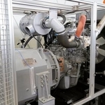 　ＪＲ東海が開発する、水素エンジンと蓄電池を使ったハイブリッドシステム＝７日午前、愛知県小牧市