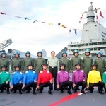 　中国軍の新型空母「福建」が就役し、パイロットらと記念撮影する習近平国家主席（後列中央）＝５日、中国海南省三亜市（新華社＝共同）