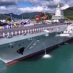 　就役した中国軍の新型空母「福建」＝５日、中国海南省三亜市（新華社＝共同）