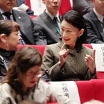 　手話演劇「終着駅への軌跡」の鑑賞を前に、手話で話される秋篠宮妃紀子さま＝７日午後、東京都杉並区（代表撮影）