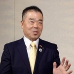 　中国北京市で記者団の取材に答える滋賀県の三日月大造知事＝７日（共同）