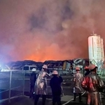 　火災のあった鳥取県南部町の養豚場＝７日午後１０時１８分