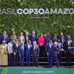 　ＣＯＰ３０首脳級会合に参加した各国首脳ら＝７日、ブラジル・ベレン（ロイター＝共同）