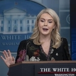 　米ホワイトハウスで記者会見するレビット報道官＝４日、ワシントン（ゲッティ＝共同）