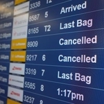 　キャンセル便の表示が並ぶ掲示板＝７日、米サンフランシスコ国際空港（ゲッティ＝共同）