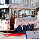 　ブリヂストンが開発した次世代タイヤ「ＡｉｒＦｒｅｅ（エアフリー）」を装着した電気バス＝８日午前、富山市