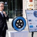 　次世代タイヤ「ＡｉｒＦｒｅｅ（エアフリー）」について説明するブリヂストンの岩淵芳典部長＝８日午前、富山市