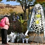 　日本人女性が死亡した飲酒運転事故の現場付近に供えられた花束など＝７日、ソウル（共同）