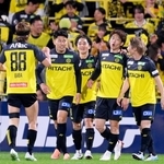 　柏-名古屋　後半、名古屋のオウンゴールで先制し、喜ぶ柏イレブン＝三協Ｆ柏