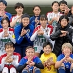 　８日で「東京デフリンピック」開幕まで１週間となり、サッカー女子日本代表が親善試合を実施。試合後には対戦した尚志高の選手らと「デフリンピック」を表現する手話のポーズで記念撮影した＝福島市のとうほう・みんなのスタジアム