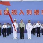 　中国軍の新型空母「福建」が就役し、式典に臨む習近平国家主席（手前中央）＝５日、中国海南省三亜市（新華社＝共同）