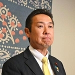 　元島民らとの懇談後、記者団の取材に応じる黄川田沖縄北方相＝８日午後、北海道根室市