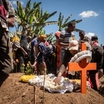 　タンザニア大統領選後の葬儀に参列した人たち＝４日（ＡＰ＝共同）