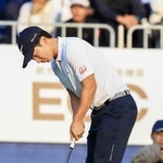 　第３日、１８番でイーグルパットを決める杉浦悠太。通算１３アンダーで首位＝三木ＧＣ